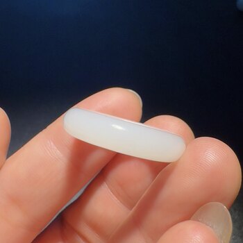 The inner diameter of the seed ring is 18. the white and fine first-grade seed ring can also be used as a running ring.