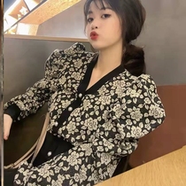 The French style gentle wind blouse 100 hitch this wind small crowdname Yuanyuan Temperament New V Collar Crushed Flower Bubble Sleeve Shirt