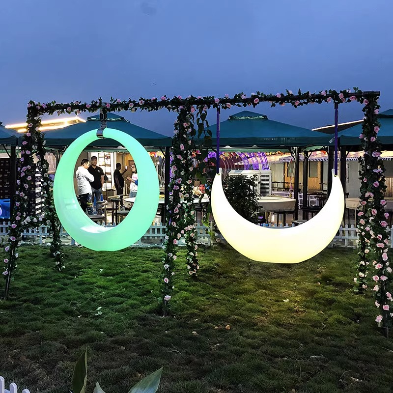 夜空中闪耀的梦幻座椅：发光秋千的户外魔法