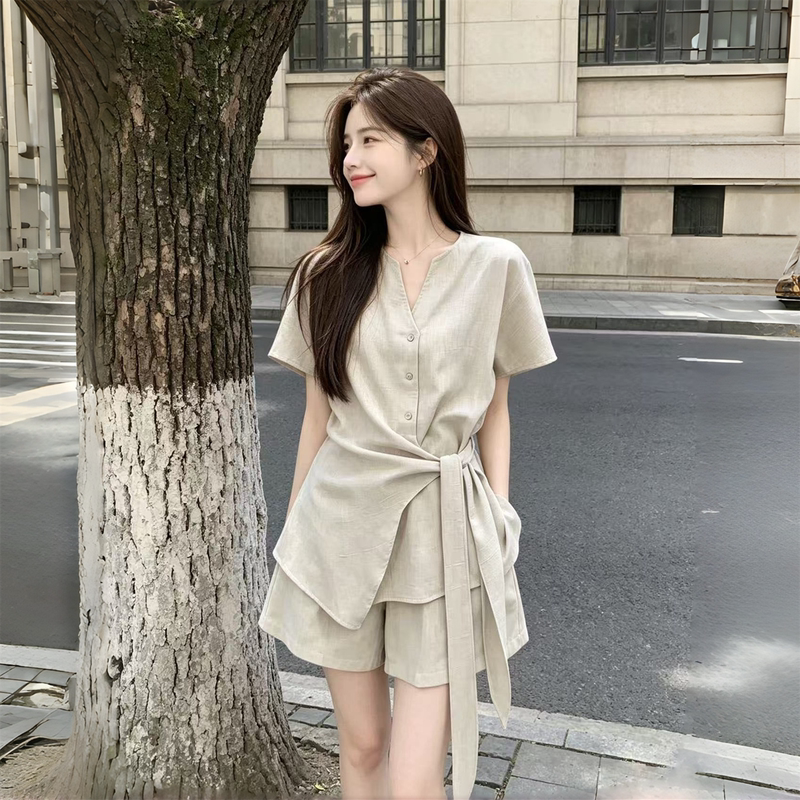 High-End Waist-Cinching Shirt and Shorts Set for Women, Summer 2026 New Style, Relaxed and Age-Reducing Outfit, Two-Piece Set, Old Money Style