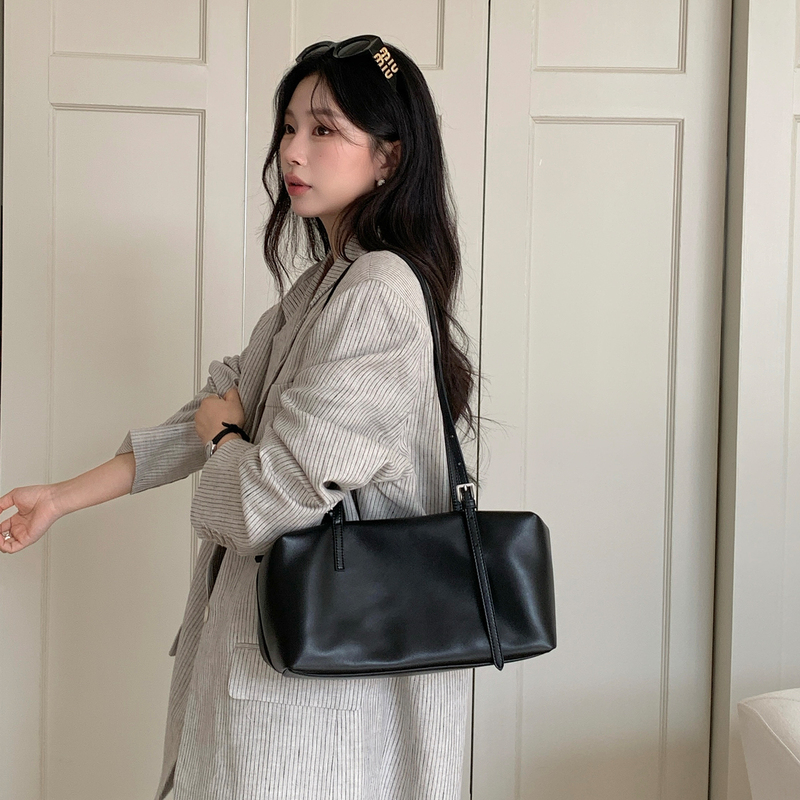 Sheepskin Tote Bag for Women 2026 Autumn New Commuter Pillow Bag Large Capacity Bowling Bag Genuine Leather Shoulder Underarm Bag Sheepskin Tote Bag for Women 2026 Autumn New Commuter Pillow Bag Large Capacity Bowling Bag Genuine Leather Shoulder Underarm Bag