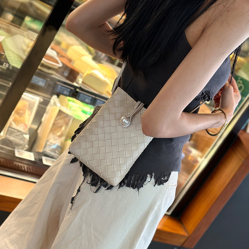 Lightweight Mini Crossbody Bag for Women 2026 New Summer Genuine Leather Woven Phone Bag High-End Shoulder Bag Trendy