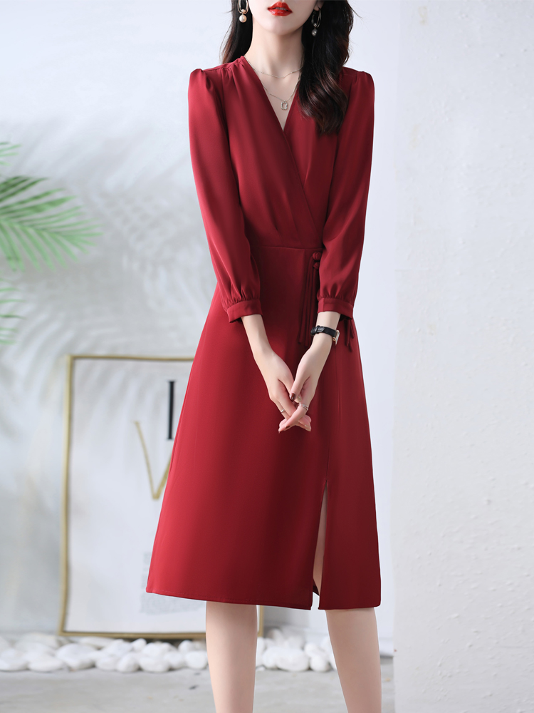 2025秋季显瘦V领连衣裙女神范穿搭秘诀大公开