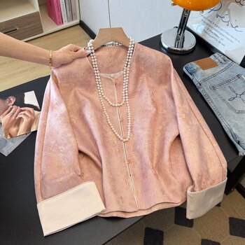 Real Shot of a New Chinese-Style National Fashion Cardigan Jacket with Rayon Fabric, Improved Button Design, Heavy Jacquard, Small V-Neck, and Long Sleeves