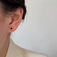 3352 черно -римские номера маленькие серьги