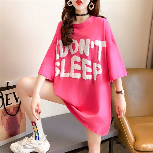 Розовая летняя длинная брендовая небольшая дизайнерская футболка, оверсайз, средней длины, популярно в интернете, тренд сезона