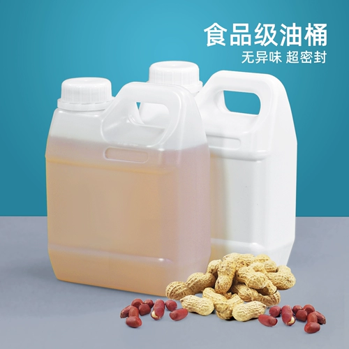 Перепечь пластиковые кувшины с бочкой с масляной бочкой.