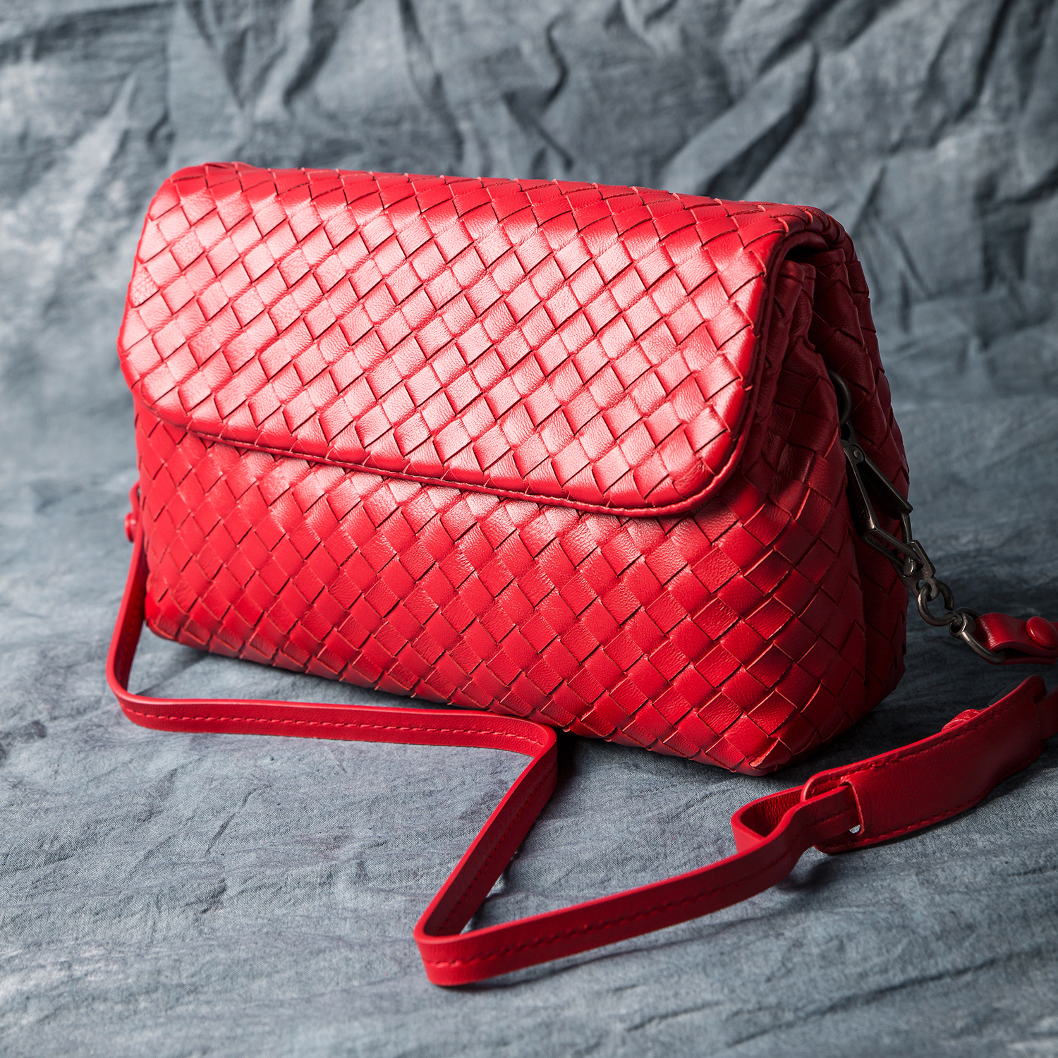 2022 new trendy bag star same style European and American women's bag single shoulder diagonal bag fashion woven small square bag