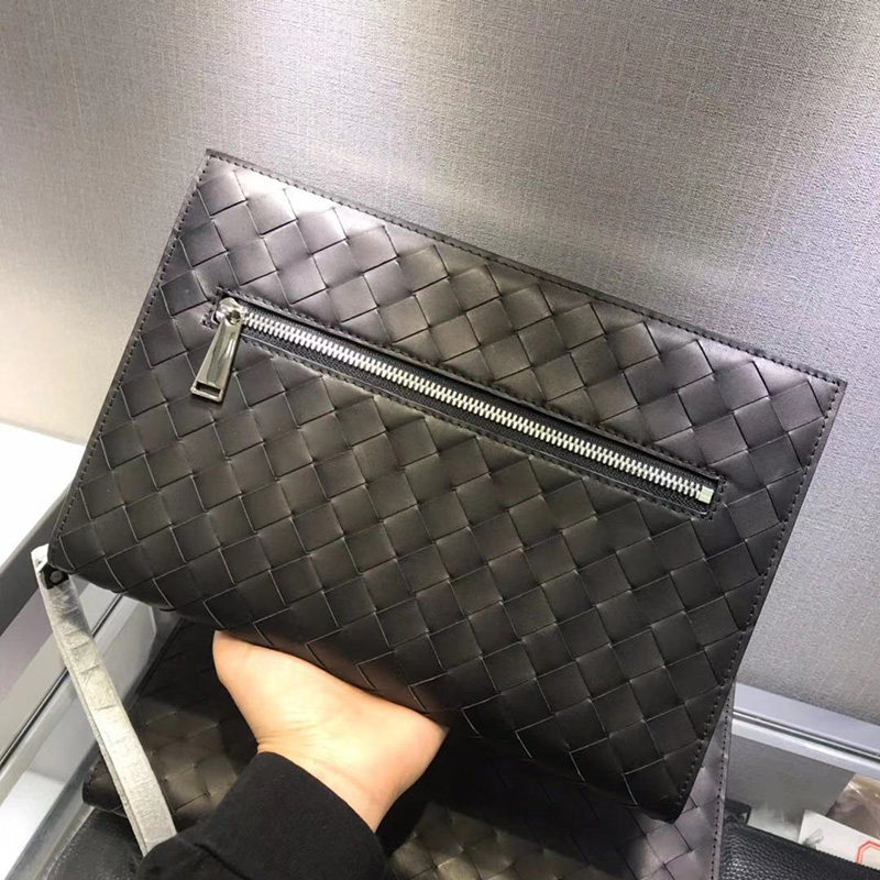 Young Men's Bag Hands Catch Bag 2022 New Tide European And European Fashion Extravagant Leather Calf Leather Wide Woven Hand Grab Bag Clip Bag