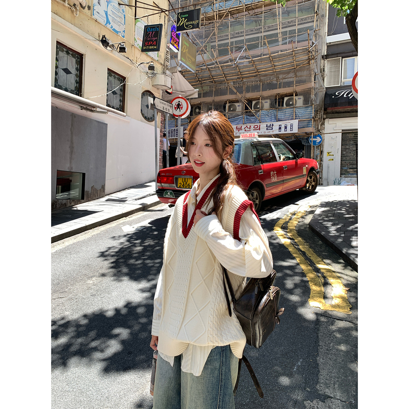 Whystudio_ Show-Style Retro Red and White Color-Blocked Cable Knit Sweater Vest for Women, Spring and Summer, Preppy Style V-Neck Top