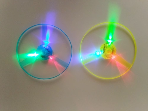 Большой свет -измеряющий руку с толчкой летающая блюдца Tianwai Faixian Night Light Bamboo Dragonfly Flash Toys Toys Hot Source Source
