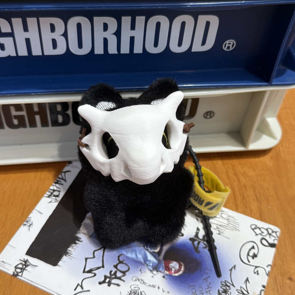 恐竜の骨格マスクをつけた超かわいい猫、愛らしい漫画、多用途のバックパックチャーム、男性にも女性にも使えるぬいぐるみ。