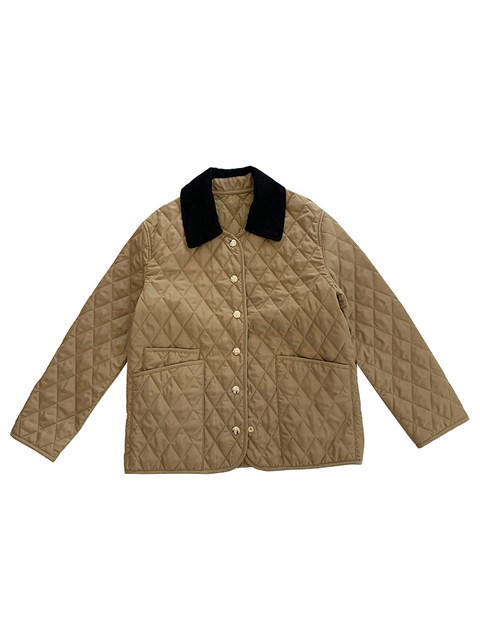 ມີຫຼາຍກວ່າ 10,000 ແຟຊັ່ນ retro 3-proof fabric rhombus quilted paired-strip symmetrical corduroy lapel padded jackets on the counter.