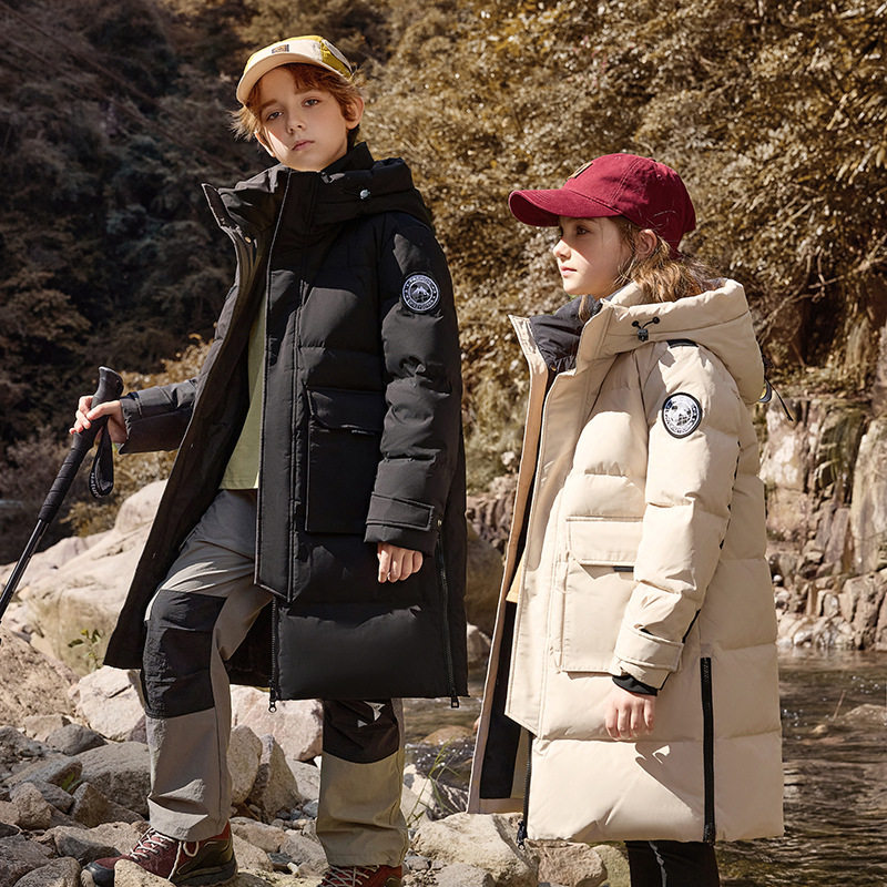 中国東北部のハルビンと漠河向けに、男の子と女の子用のダウンジャケット。ミドル丈で厚手、暖かく、寒さから身を守る防寒着で、摂氏マイナス40度までの低温にも対応します。