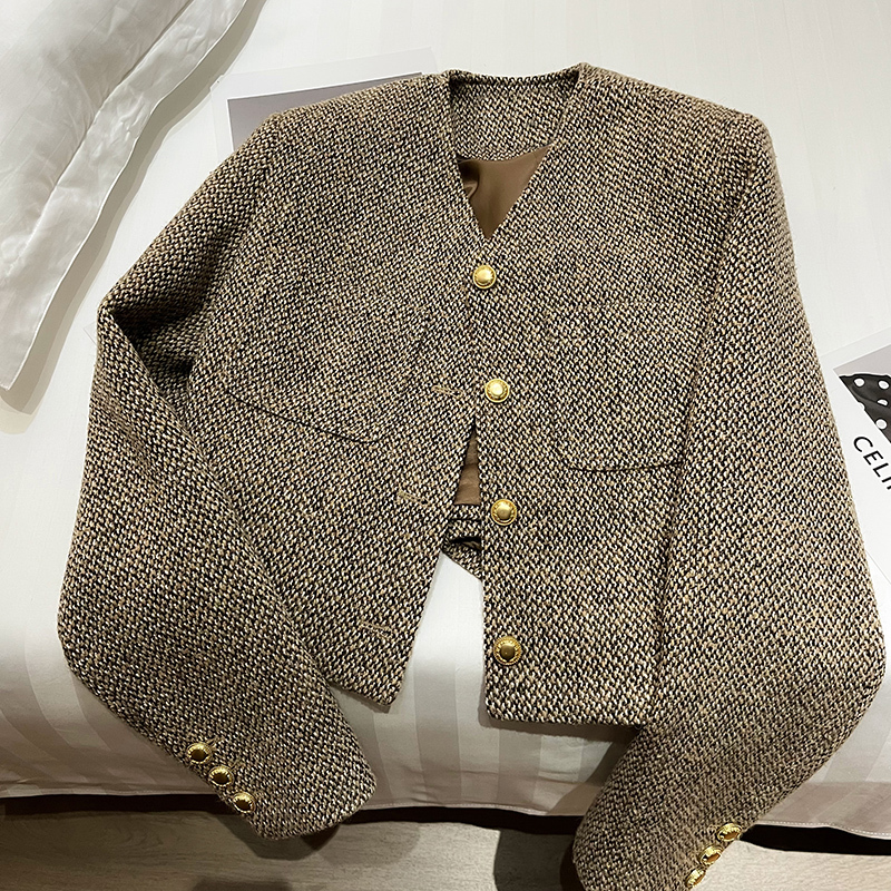 Brand Counters Have Withdrawn the Short Spring and Autumn Style British Simple and Elegant Ladylike Woolen Tweed Jacket with a Chanel-Inspired Style for Winter Brand Counters Have Withdrawn the Short Spring and Autumn Style British Simple and Elegant Ladylike Woolen Tweed Jacket with a Chanel-Inspired Style for Winter
