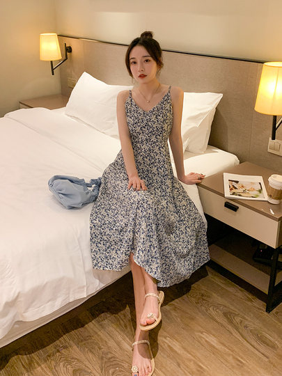 Chiffon Floral Dress with Straps for Women, Spring and Summer Design, Niche Style, Waist-Cinching, Slimming, Suitable for Petite Figures, Inner Layering Dress