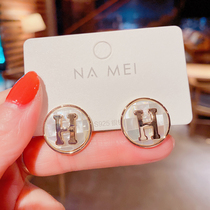 Korean Temperament Senior Sensation Fritillary Earrings 2022 New Online Red Earrings s925 Silver Pin H Letter Ear Nail Woman