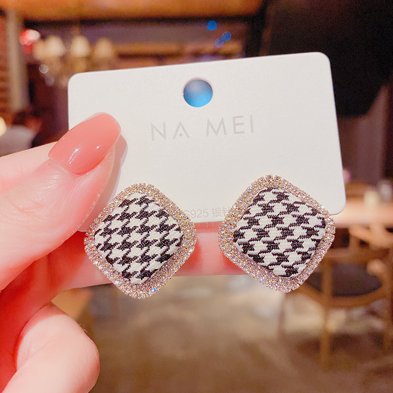 Korean houndstooth cloth art square earrings women's 2023 new autumn and winter noble earrings s925 silver needle earrings