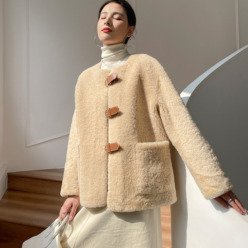 Spanish imported Merlinu fur integrated female short jacket 2021 Winter new lamb fur round neckline grass