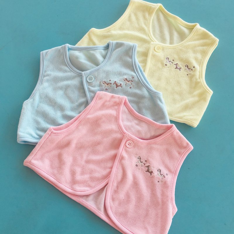 The day single new son baby spring autumn Xiaokan shoulder outside for a small pangolin