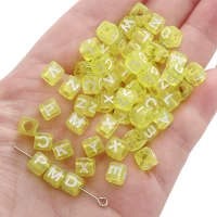 BP акриловые бусины с английскими буквами размер 6х6мм диаметр отверстия 4мм квадратные жёлто-белые 100 шт./пакет