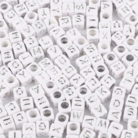 White & Silver Основанная буква бисы 100/упаковка случайная буква