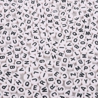 Письмо белая и черная плоская бусинка 100/сумка случайные буквы упаковки