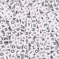 Белые и черные квадратные буквы бусины 100/сумка случайные буквы упаковки