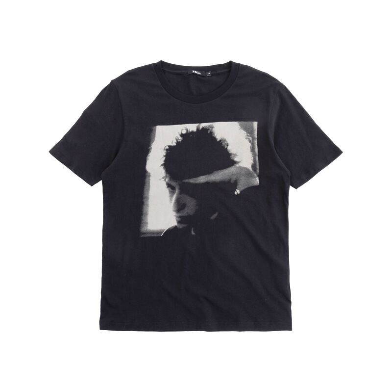 【Versatile and Popular Item】Hysteric Glamor, the Captivating and Intense Portrait-Style Short-Sleeve Skinny Top