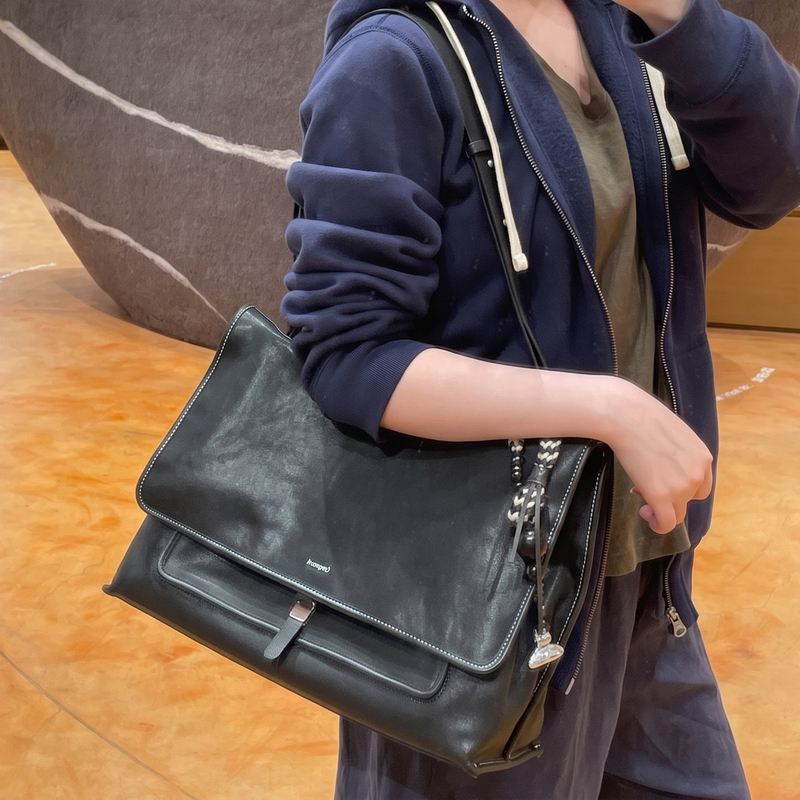 Retro Flip-Top Messenger Bag for Commuting, Unisex Genuine Leather Laptop Bag with a Relaxed Feel and Large Capacity for 14inch Computers Retro Flip-Top Messenger Bag for Commuting, Unisex Genuine Leather Laptop Bag with a Relaxed Feel and Large Capacity for 14inch Computers