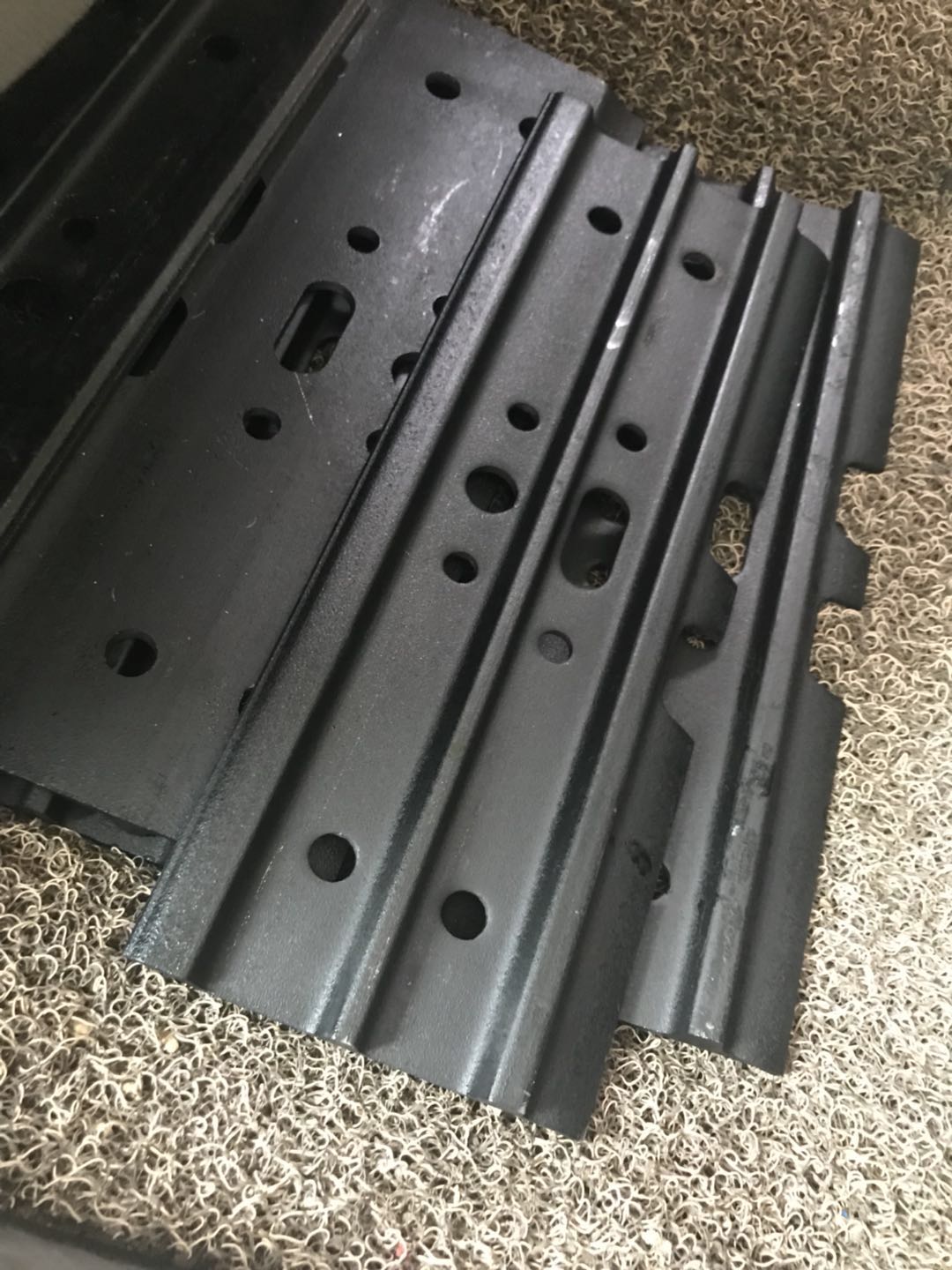 Small pine Xu works Hitachi Three-one Volvo Liuyi 40 55 60100 60100 excavator chain plate caterpillar plate