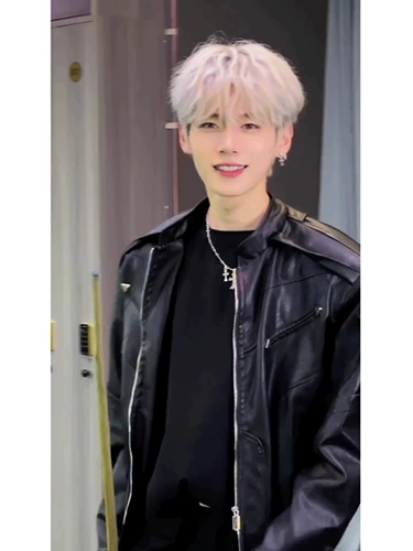 Короткая осенняя куртка, наплечники, в американском стиле, изысканный стиль