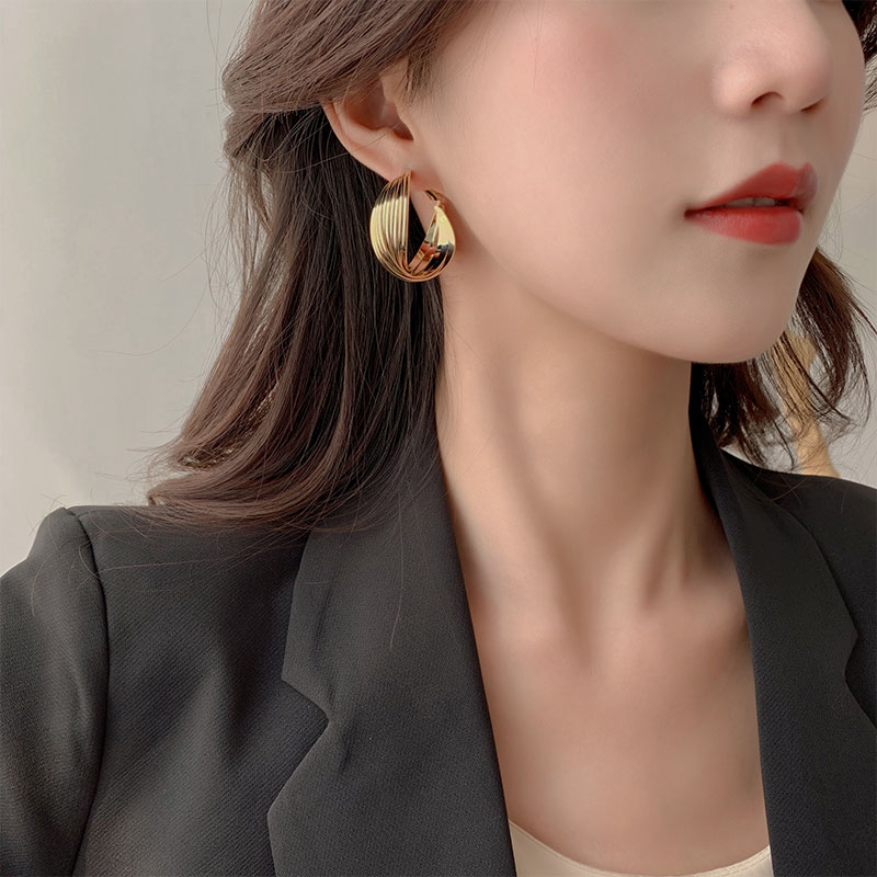 Korean circle earrings women sterling silver retro port style quality high-end sense exaggerated gold earrings Light luxury atmosphere summer