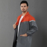 Серое пальто с оранжевыми плечами