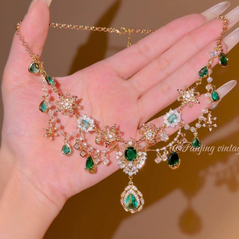 Vintage Court-Style Emerald Green Teardrop Tassel Necklace, Light Luxury, Heavy Craftsmanship, Full of Rhinestones, Niche Evening Dress Collarbone Chain