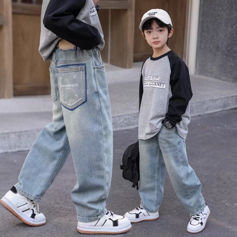 男の子の春と秋のジーンズ2025新しい子供の春と秋のパンツ中と大きい子供のゆったりしたズボン男の子の秋のスタイルのトレンド