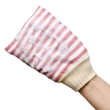 Грубые песочные полотенца купают полотенце, мужчины потирают перчатки, растирают грязь, не причиняют вреда взрослым, потирают обратно в пепел, чтобы купаться