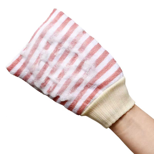 Грубые песочные полотенца купают полотенце, мужчины потирают перчатки, растирают грязь, не причиняют вреда взрослым, потирают обратно в пепел, чтобы купаться