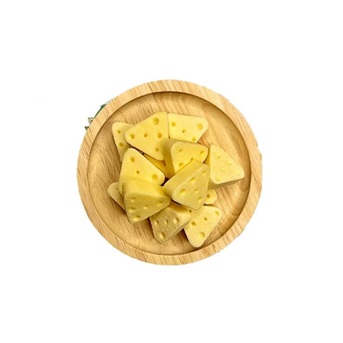 Треугольные кубики сыра - это ингредиенты сыр детей с высоким содержанием кальциевых молочных таблеток закуски во внутренней монгольей специальные молочные продукты свежее молоко