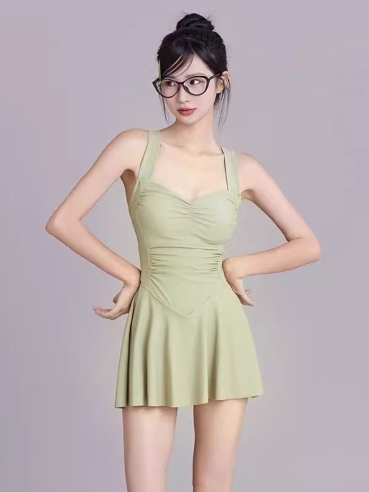 <!--泳衣女连体裙式平角少女显白保守微胖遮肚收腰聚拢游泳衣带胸垫-->