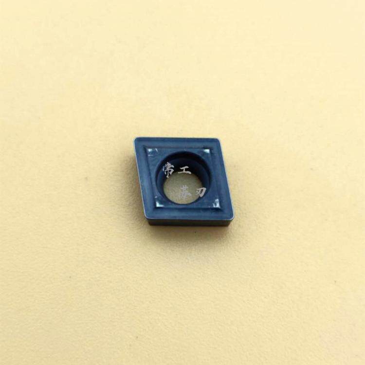 Japan Toshiba numerical control blade metal ceramic inner hole diamond-shaped car blade CCMT060204-24 NS530