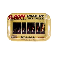 Сырой железный диск рук рука