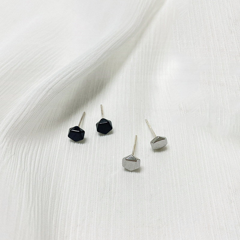 2022 New Simple Compact Delicate Black Stud Earrings Female Mini Premium Sense Earless Earpack 2021 Tide