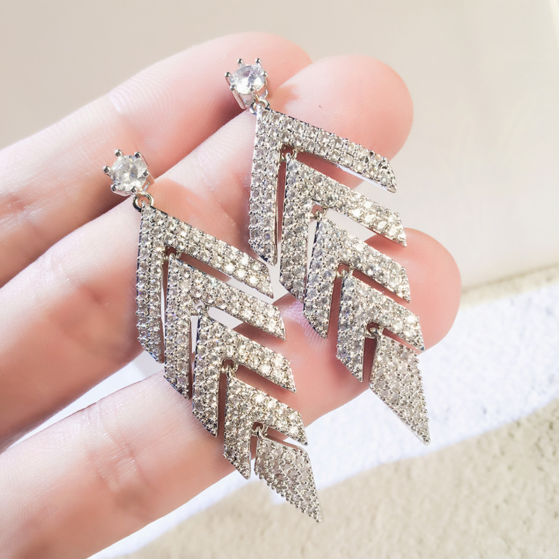 Temperament earrings women's 2022 new Korean internet celebrity fashion versatile sterling silver high-end sense earrings light luxury earrings trend