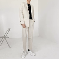 Бежевый лонгслив, куртка, штаны, черная футболка