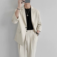 Бежевая куртка, штаны, черная футболка