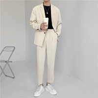 Белая куртка, штаны, черная футболка