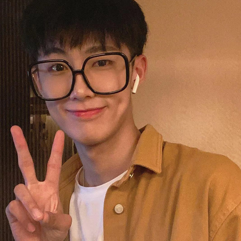 Black large frame anti-radiation glasses men's anti-blue light eye protection Korean version of the trendy retro literary glasses frame women's big face is thin