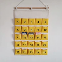 Желтая сумка для карточек без надписей с 25 карманами.