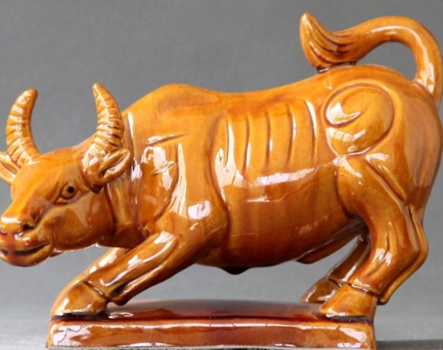 Niuzhuanqiankun office porch living room decoration red buffalo big golden bull porcelain yellow ox shape opening decoration